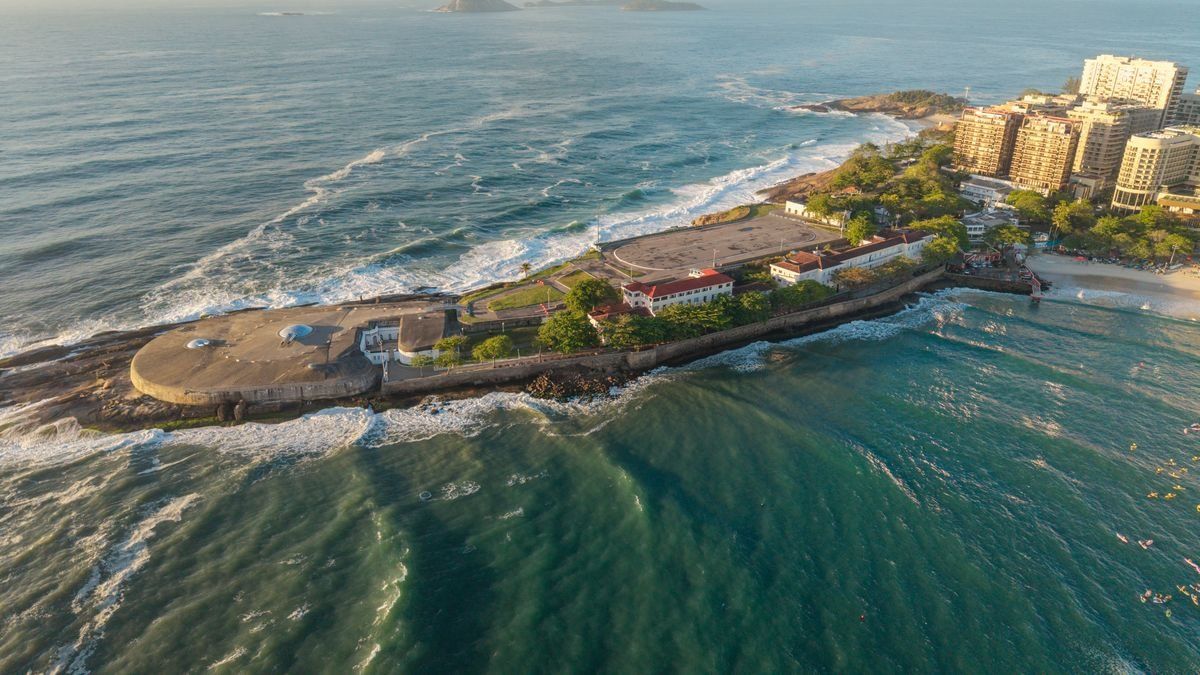 Vue aérienne du fort de Copacabana entouré par la mer et les vagues