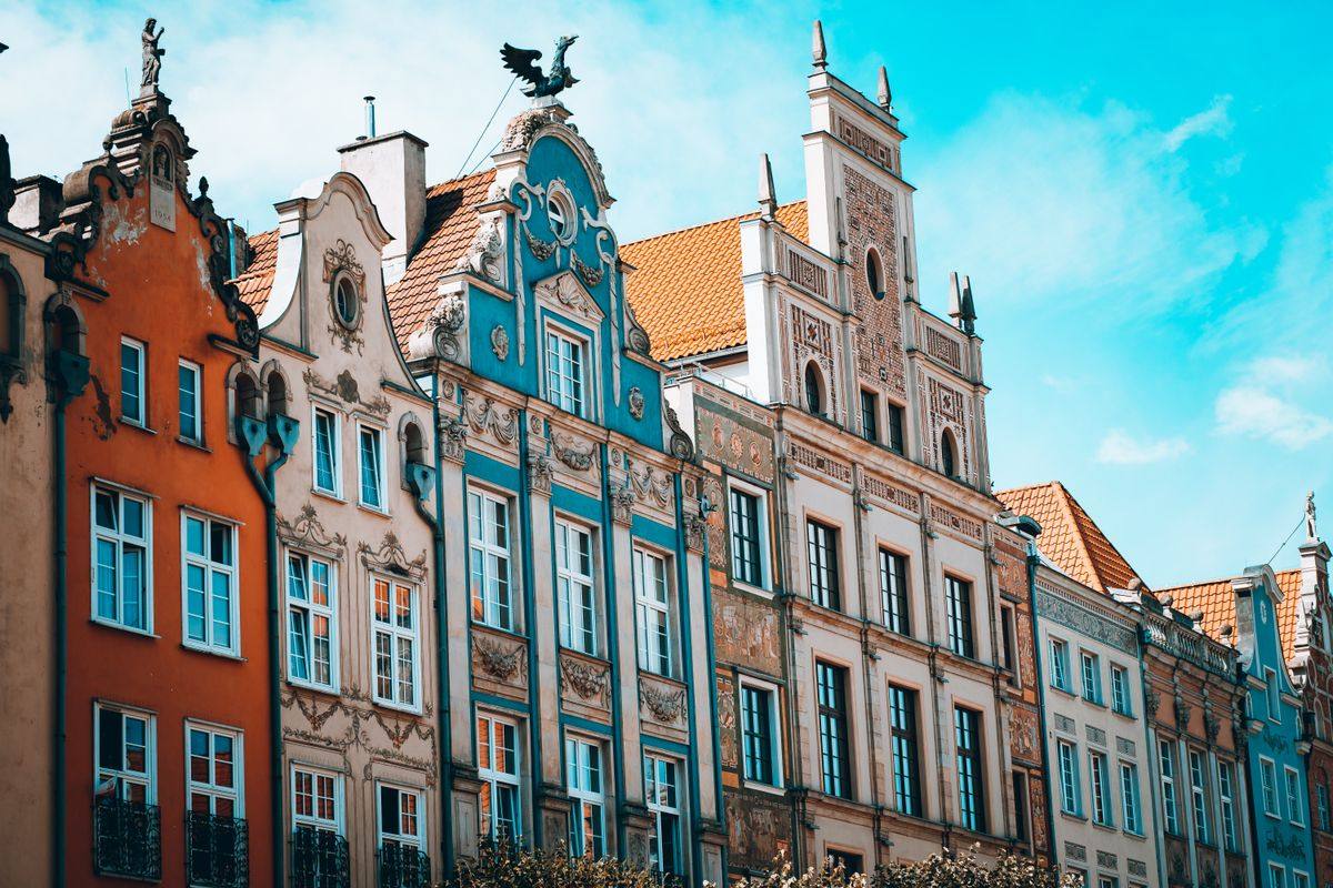Façades gothiques colorées de Gdańsk avec pignons ornés et toits en tuiles