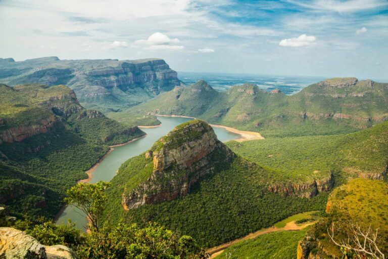 Vue aérienne d'un canyon spectaculaire traversé par une rivière sinueuse au milieu de montagnes vertes en Afrique du Sud