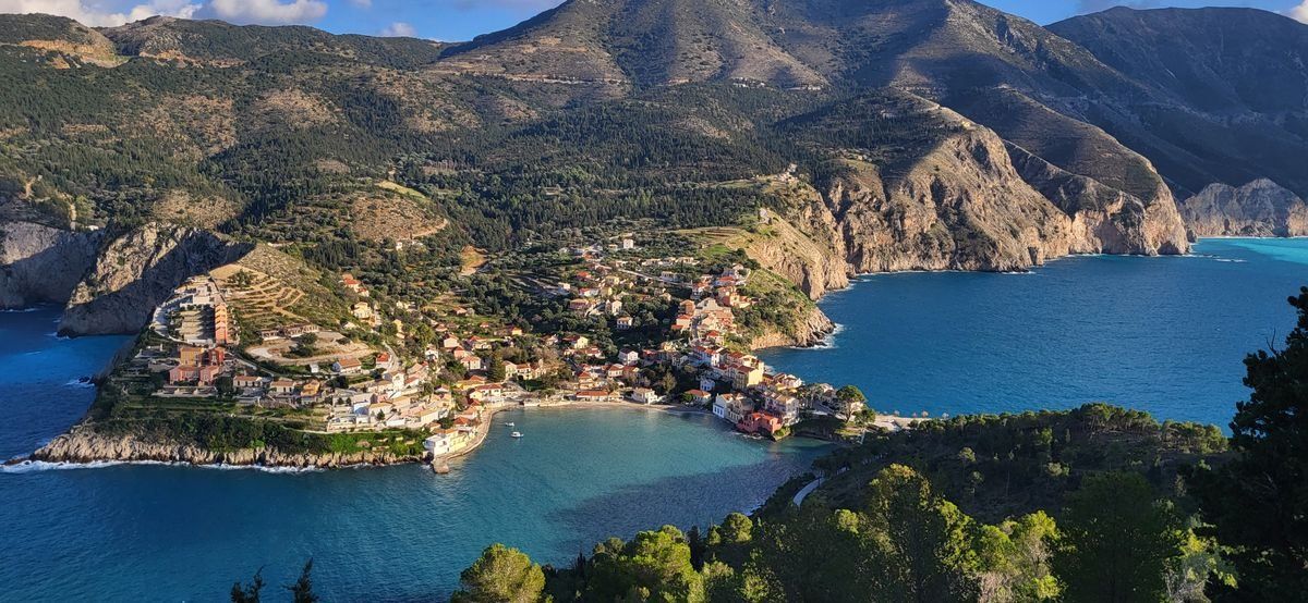 Village côtier entre montagnes et mer, avec maisons colorées autour de deux petites baies
