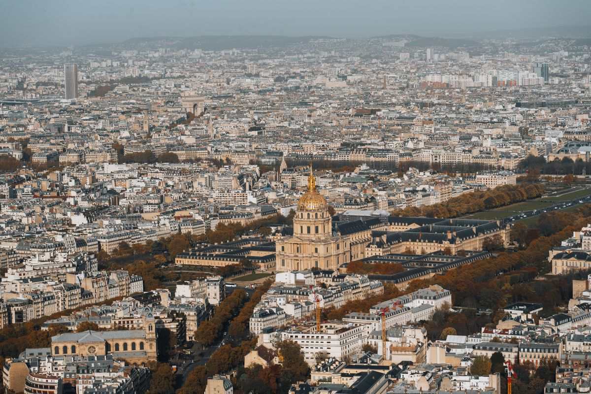 Vue aérienne de Paris avec le dôme doré des Invalides au centre