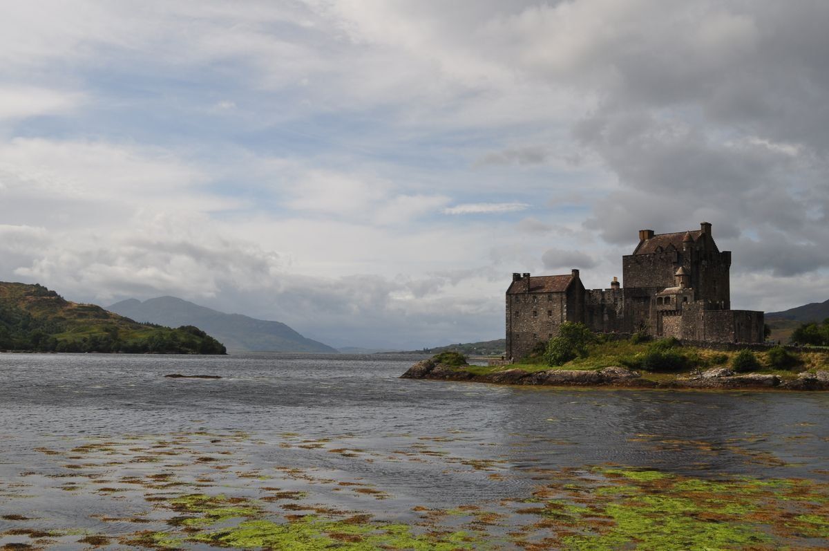 Château d’Eilean Donan au bord de l’eau sous un ciel nuageux