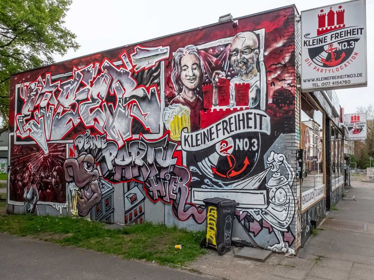 Fresque graffiti rouge et grise sur le mur extérieur du club Kleine Freiheit No.3