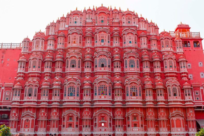 Façade en grès rose du Hawa Mahal à Jaipur, au Rajasthan