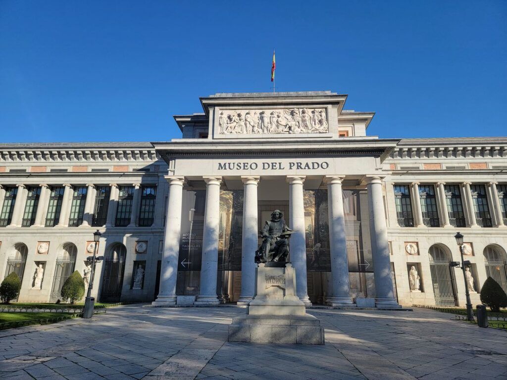 Façade du musée du Prado à Madrid avec la statue de Velázquez