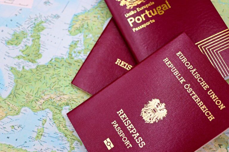Passeports européens biométriques posés sur une carte d'Europe