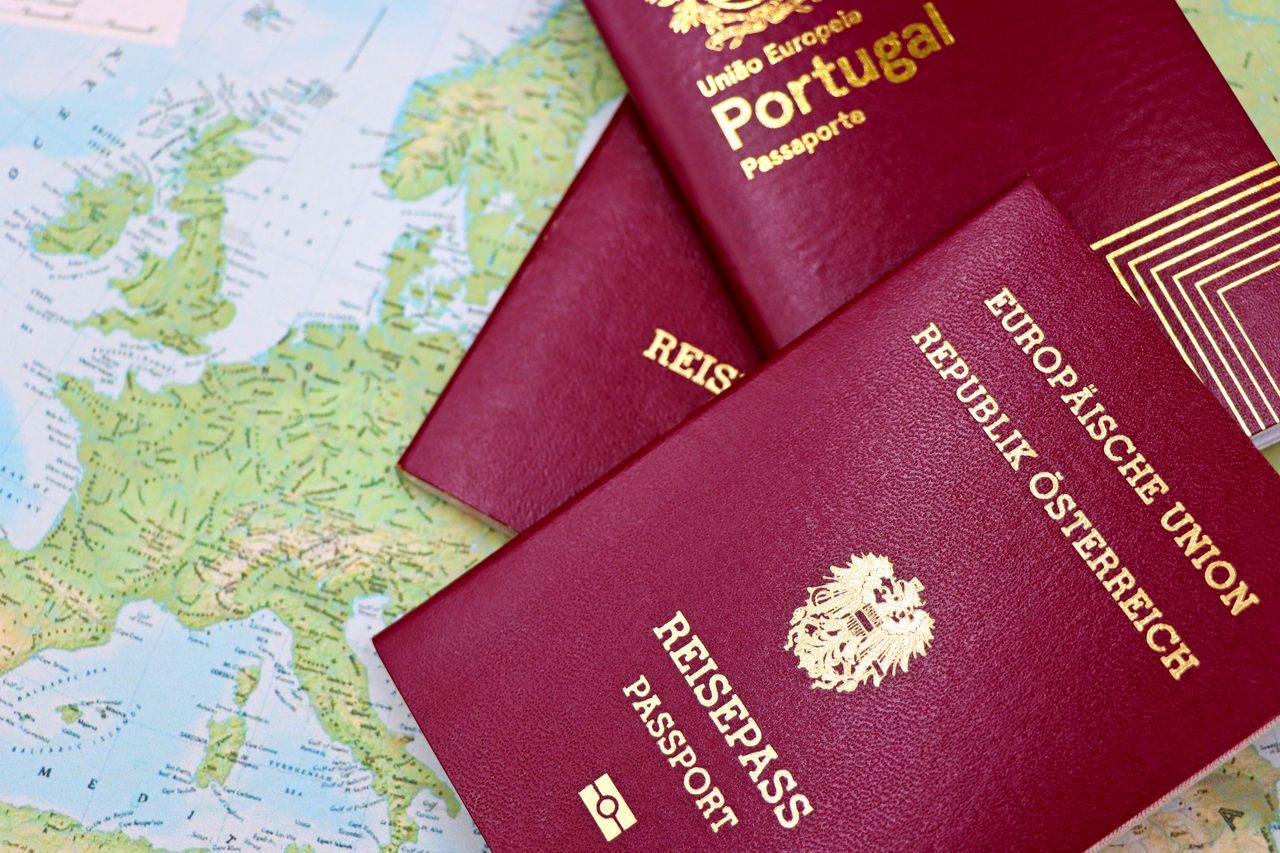 Passeports européens biométriques posés sur une carte d'Europe