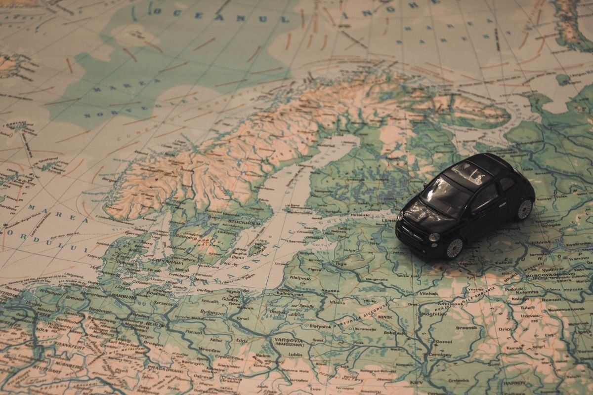 Petite voiture noire posée sur une carte de la Scandinavie