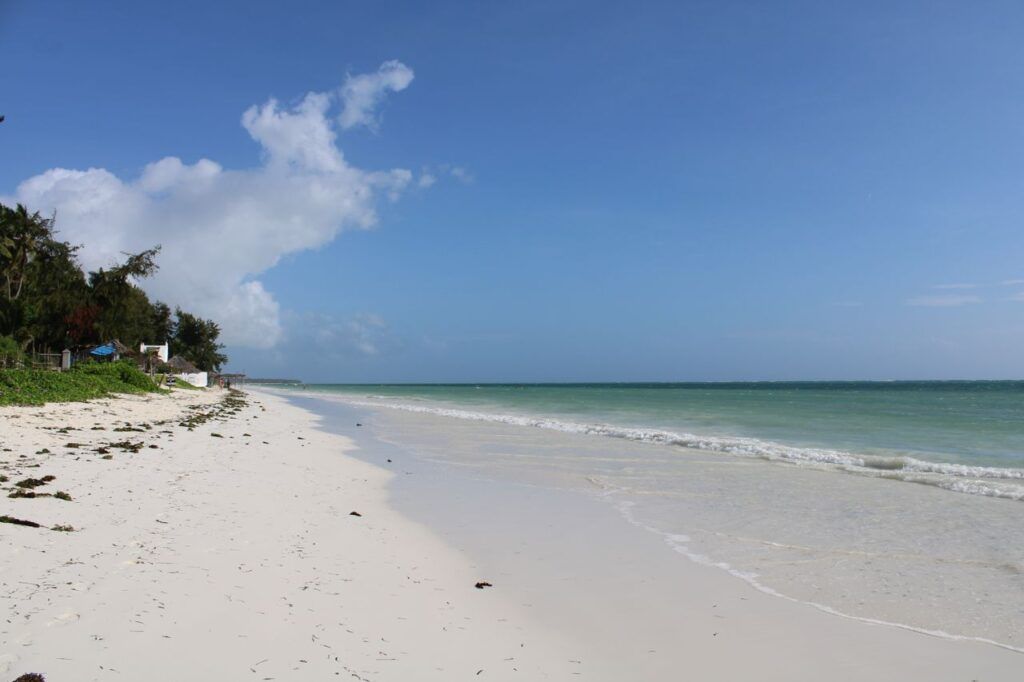 Plage de sable blanc et eau turquoise à Zanzibar, en Tanzanie