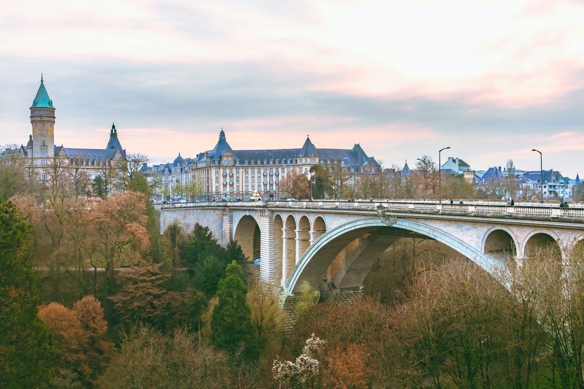 Pont Adolphe au-dessus de la vallée boisée avec bâtiments historiques à l’arrière-plan