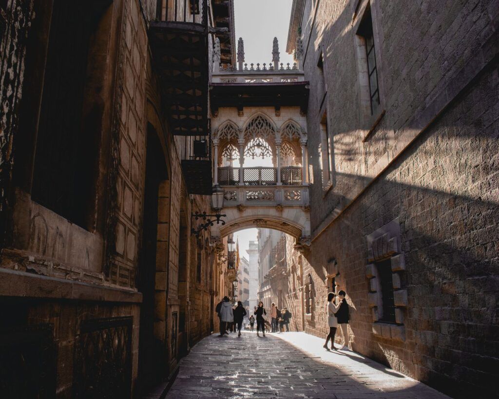 Le pont del Bisbe dans une ruelle du quartier gothique de Barcelone