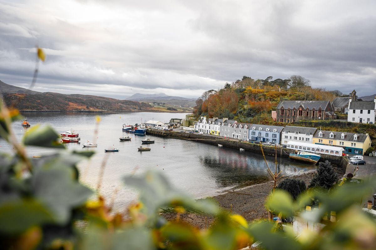 Port de Portree avec maisons colorées et bateaux sous un ciel gris