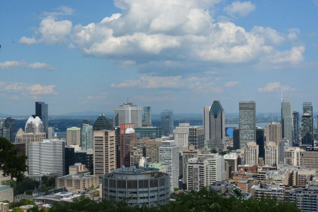 Vue sur les gratte-ciel du centre-ville depuis le mont Royal à Montréal
